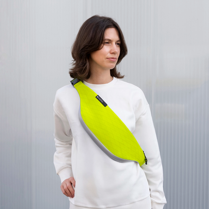 Crossbag medium neon-gelb – vvelo | getragen von einem einer Frau