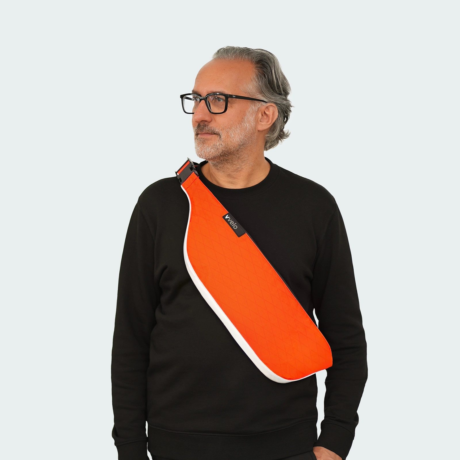 Crossbag groß neon-orange – vvelo | getragen von einem Mann - Crossbag vorne getragen
