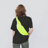 Frau trägt vvelo Crossbag (Small, Gelb)