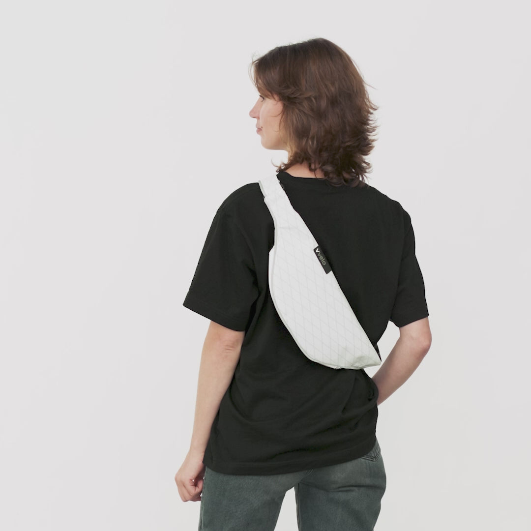 Frau trägt vvelo Crossbag (Small, Weiß)