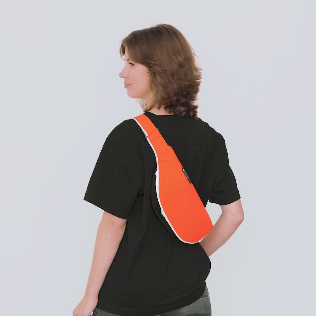Frau trägt vvelo Crossbag (Small, Orange)