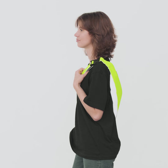 Frau trägt vvelo Crossbag (Groß, Gelb)