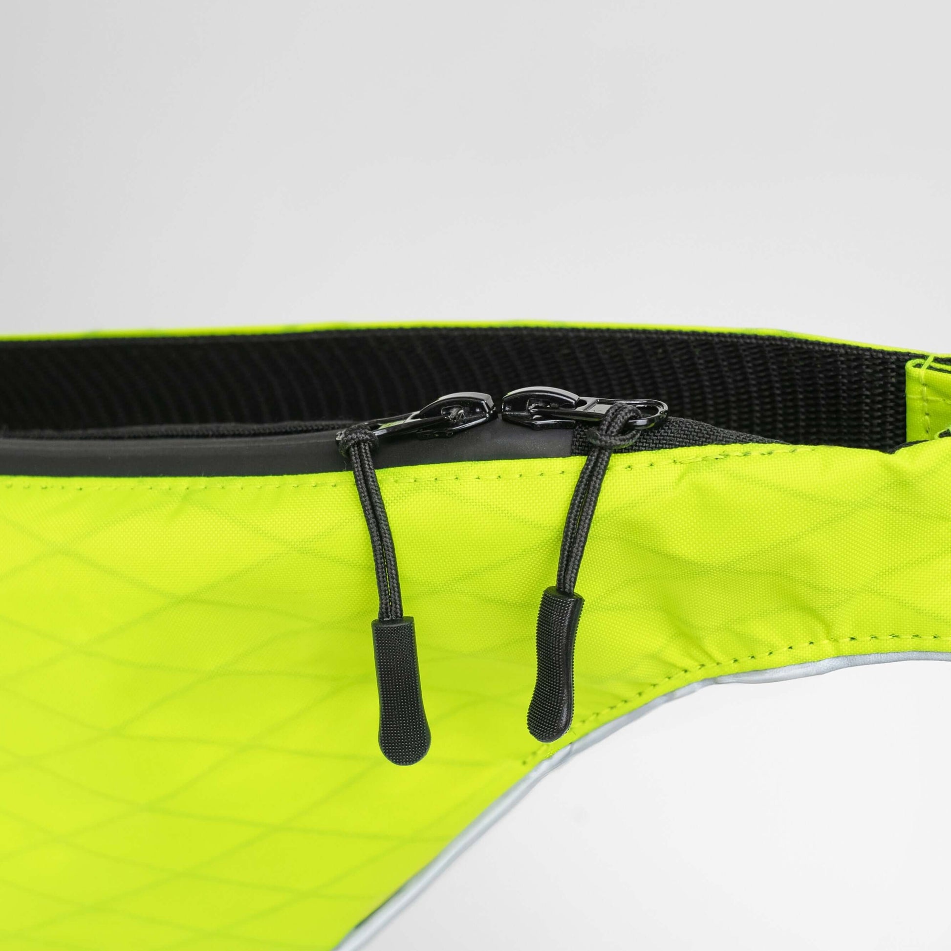 Crossbag neon-gelb – vvelo | Detailansicht Reißverschlüsse