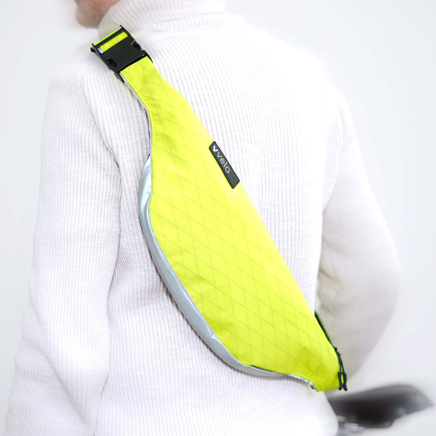 Crossbag medium neon-gelb – vvelo | getragen von einem Mann
