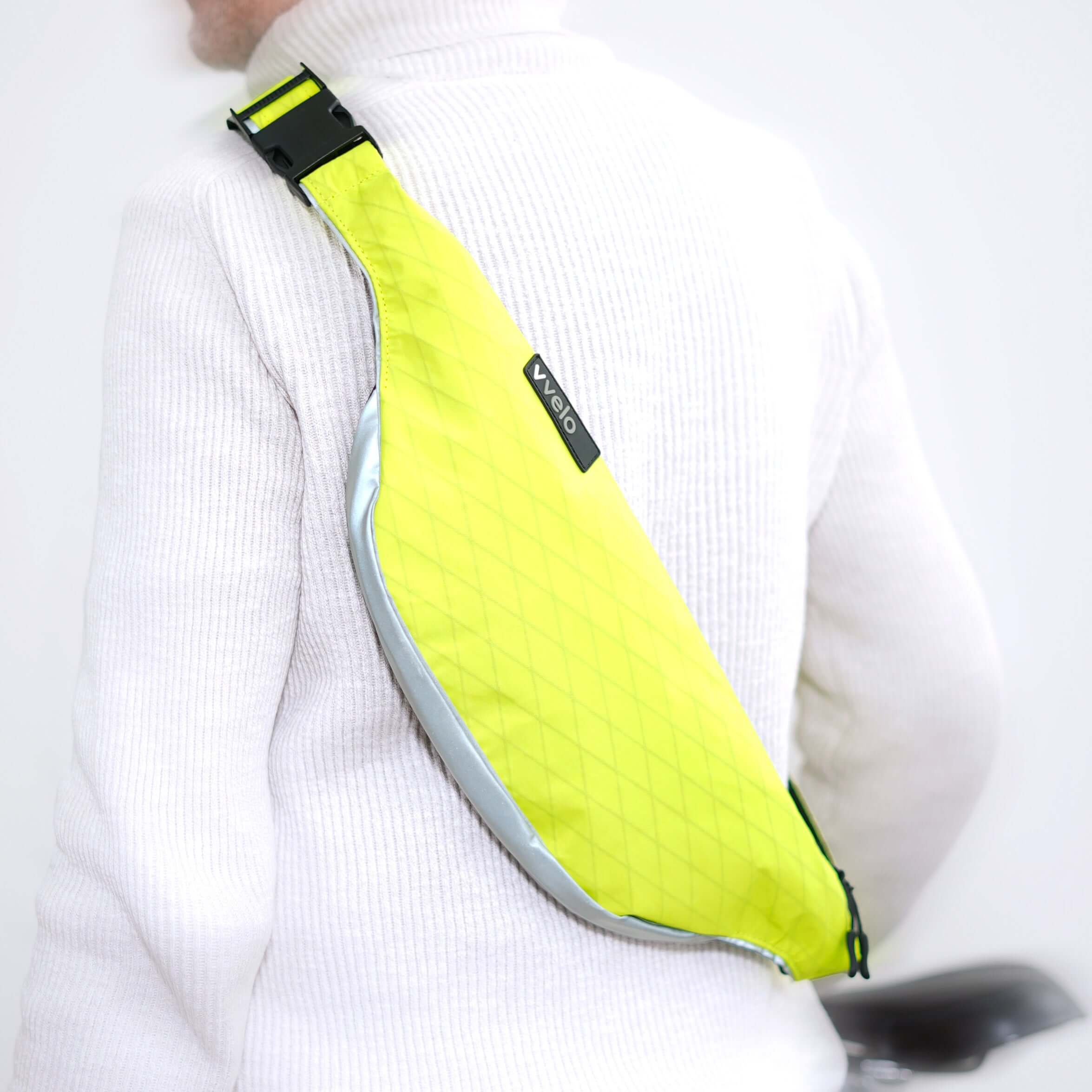 Crossbag medium neon-gelb – vvelo | getragen von einem Mann