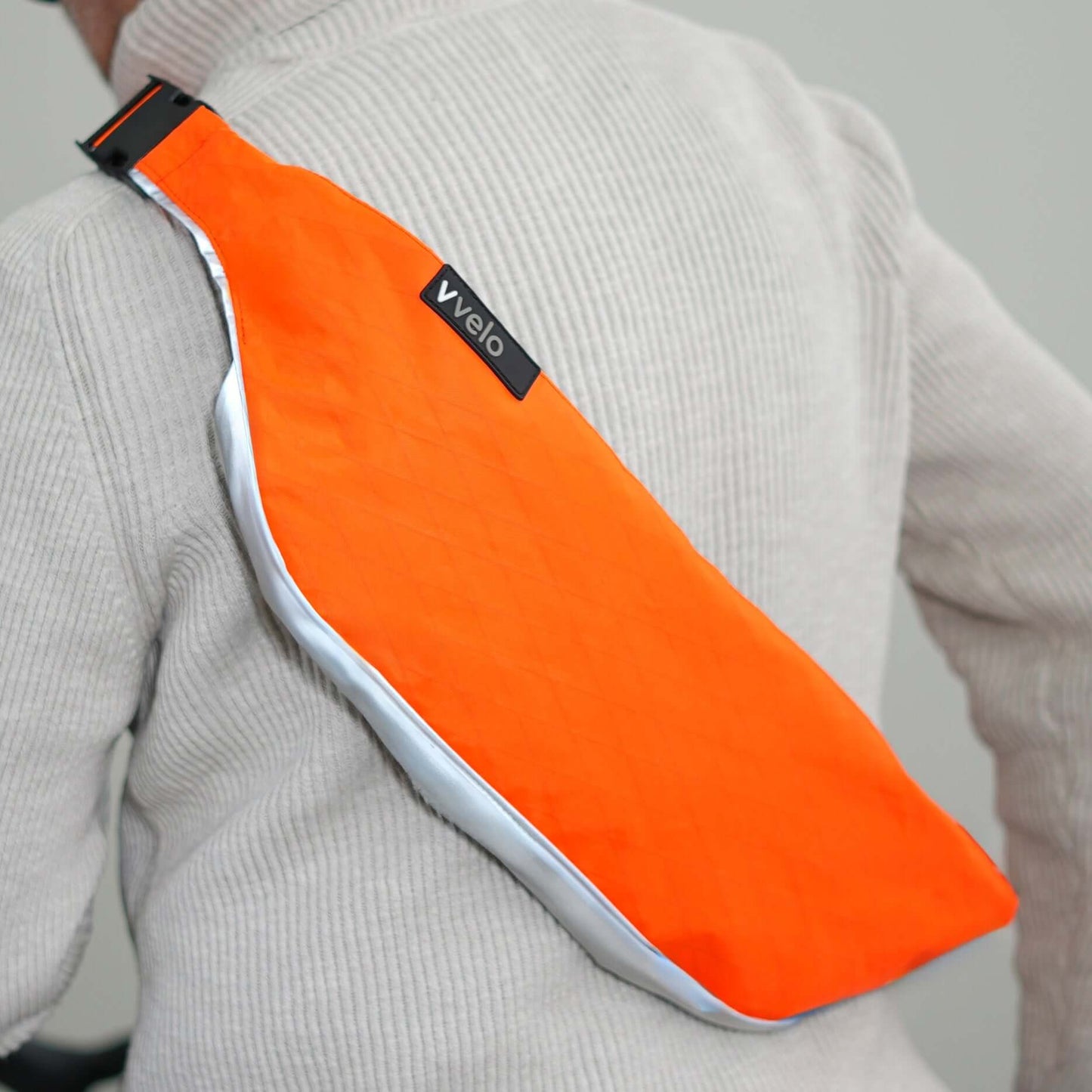 Crossbag groß neon-orange  – vvelo | getragen von einem Mann - Crossbag getragen auf dem Rücken