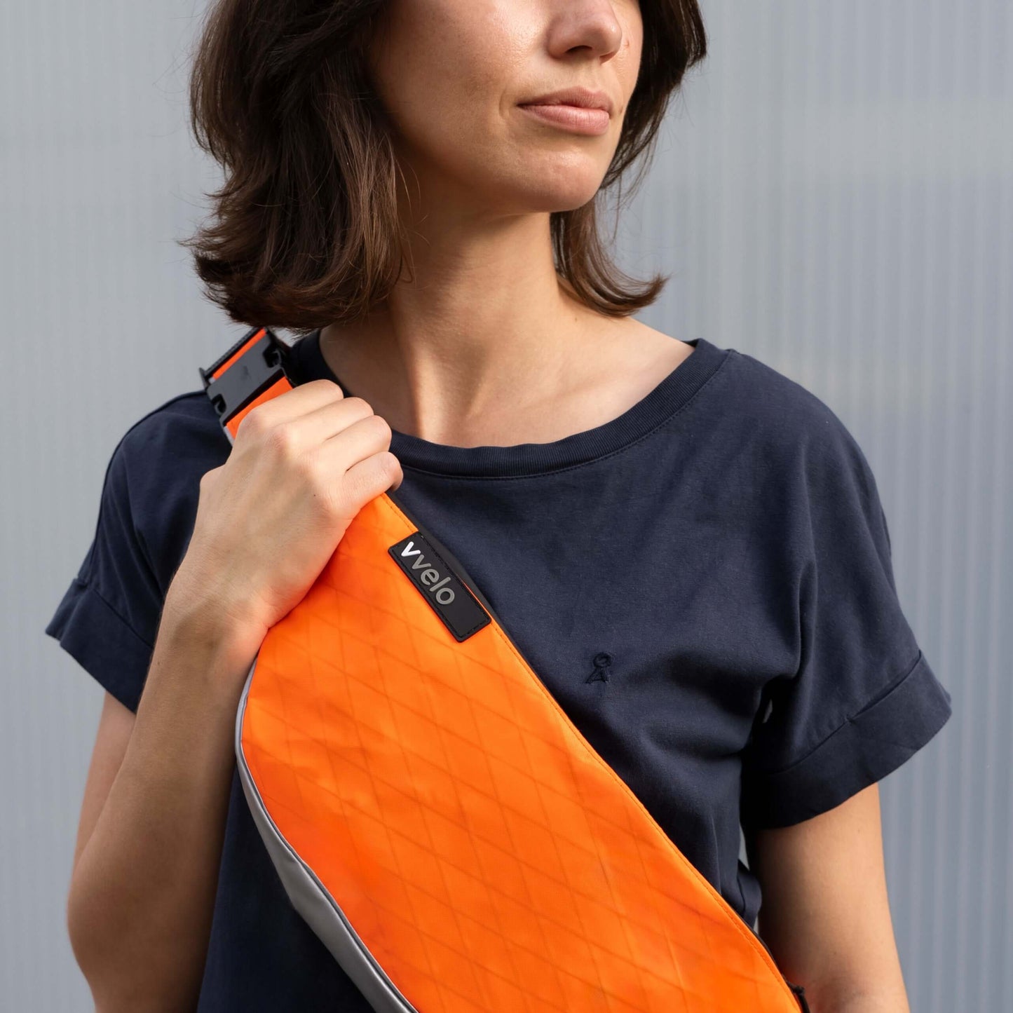 Crossbag groß neon-orange – vvelo | getragen von einer Frau - Crossbag vorne getragen