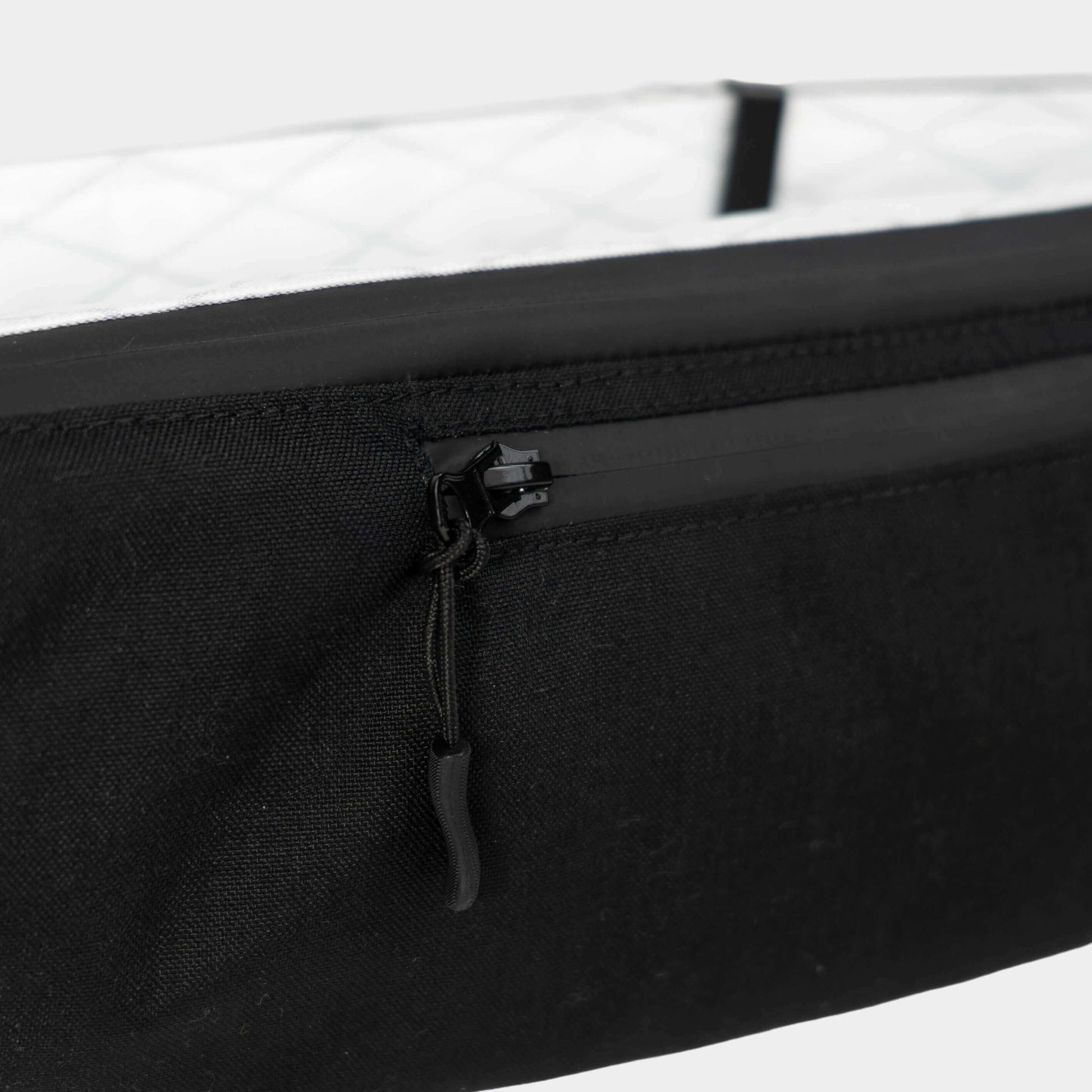 Crossbag weiß – vvelo | Rückseite mit Geheimtasche