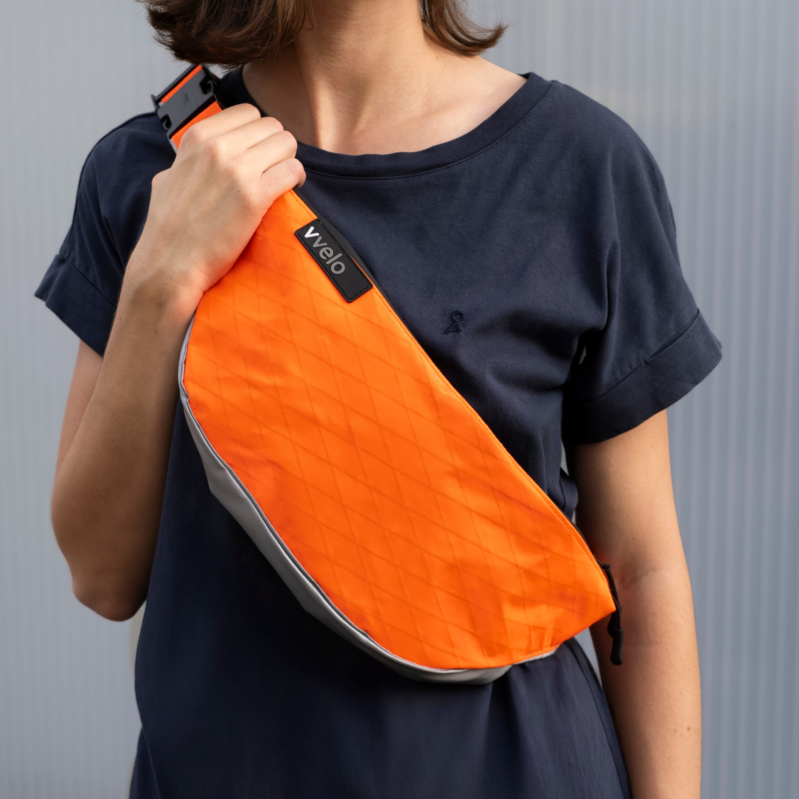 vvelo-crossbag-large-orange-fahrradtasche-neonorange-getragen-sichtbarkeit-square