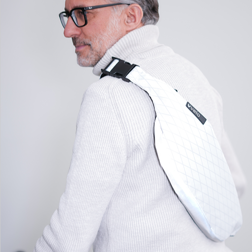 Crossbag groß weiß  – vvelo | getragen von einem Mann - Crossbag getragen auf dem Rücken