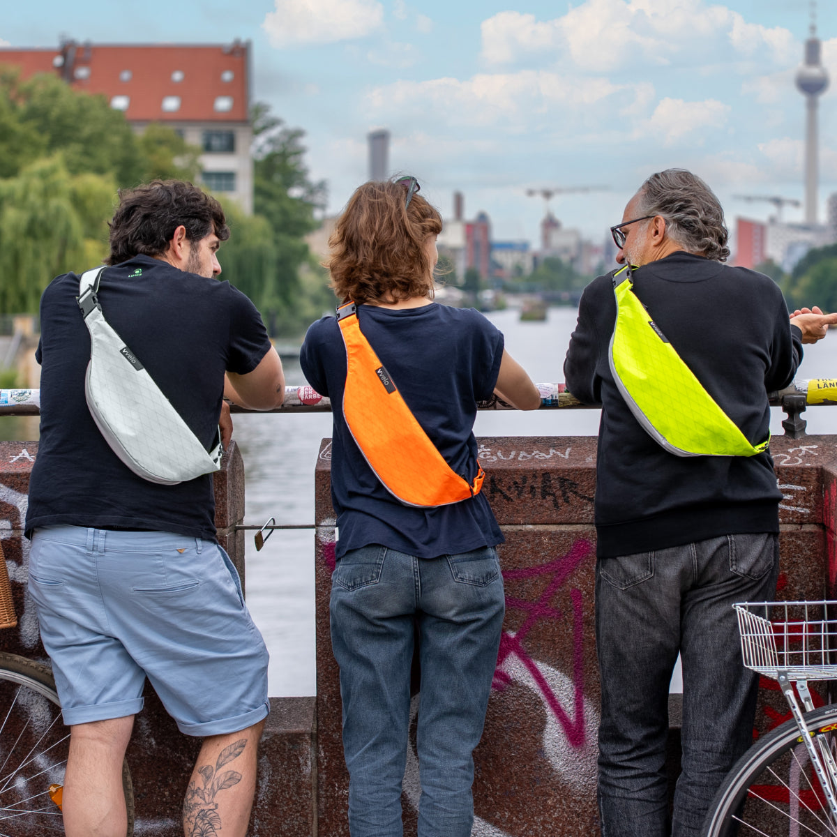 Drei menschen mit vvelo Crossbags an der Oberbaumbrücke.
