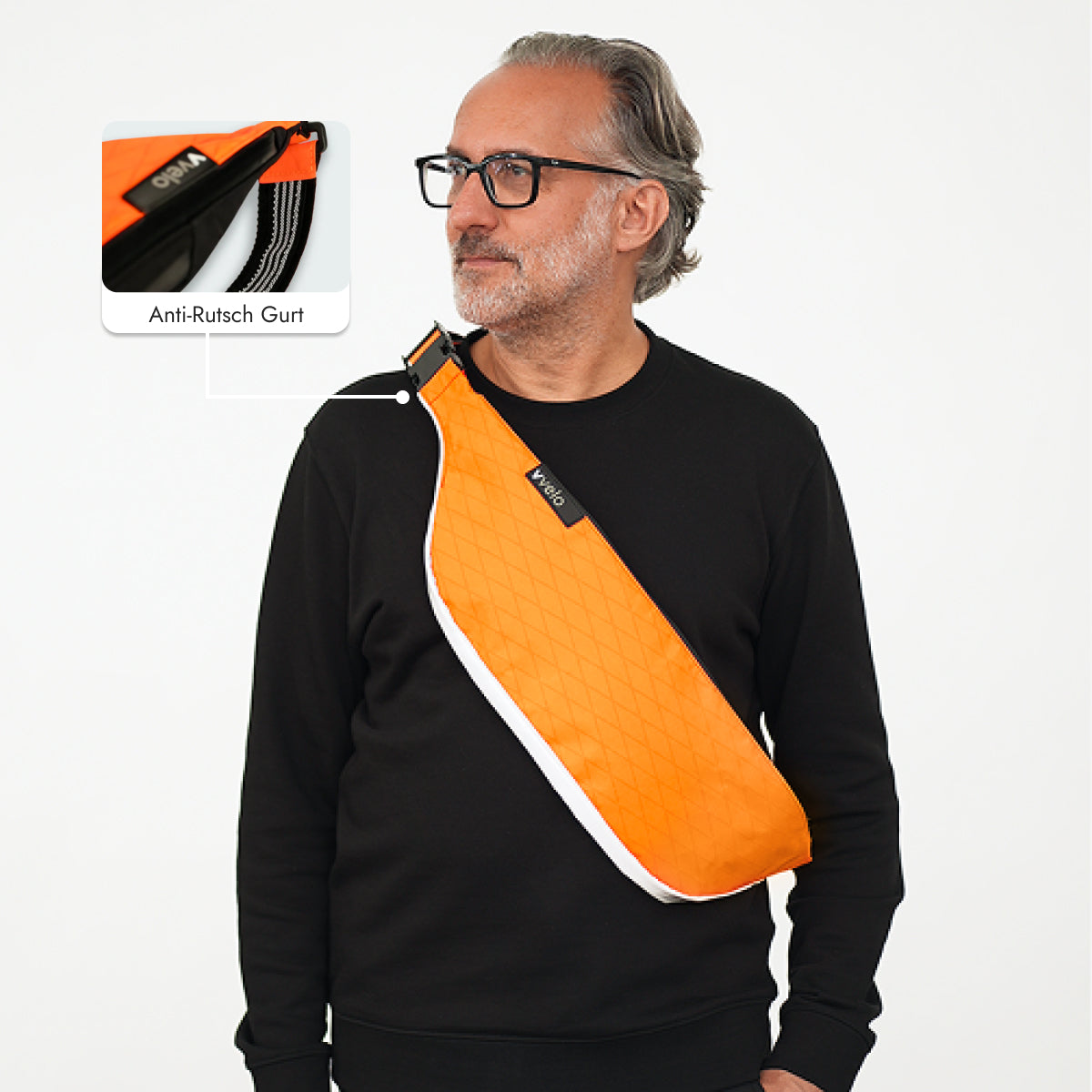Mann trägt vvelo Crossbag (Orange, Large)