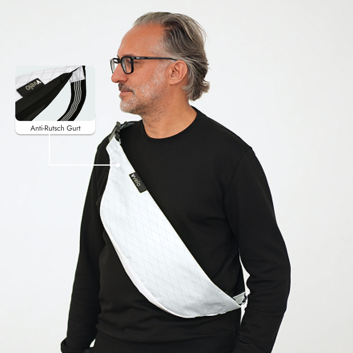 Mann trägt vvelo Crossbag (Large, Weiß)