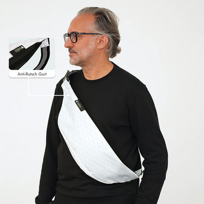 Mann trägt vvelo Crossbag (Large, Weiß)