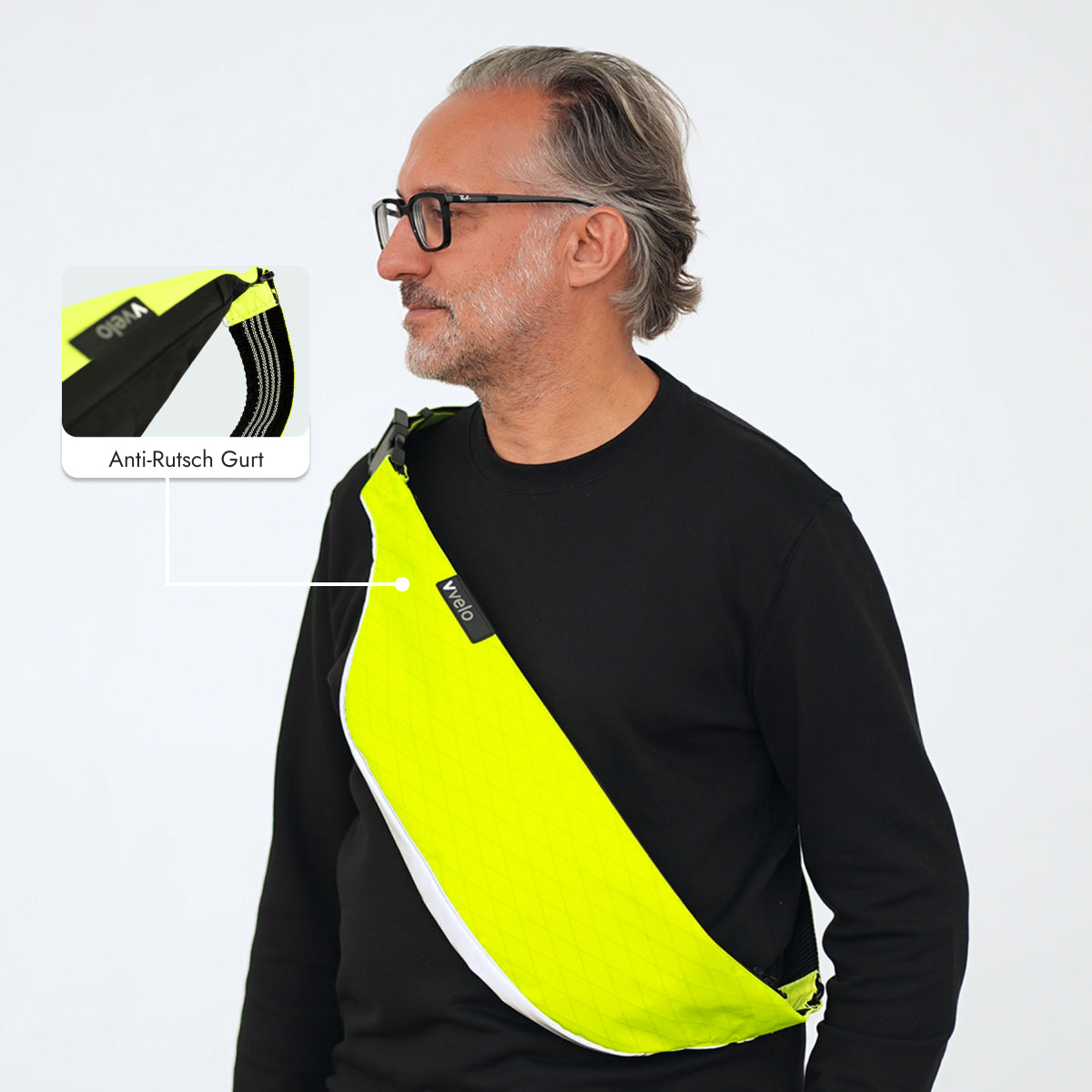 Mann trägt vvelo Crossbag (Groß, Gelb)