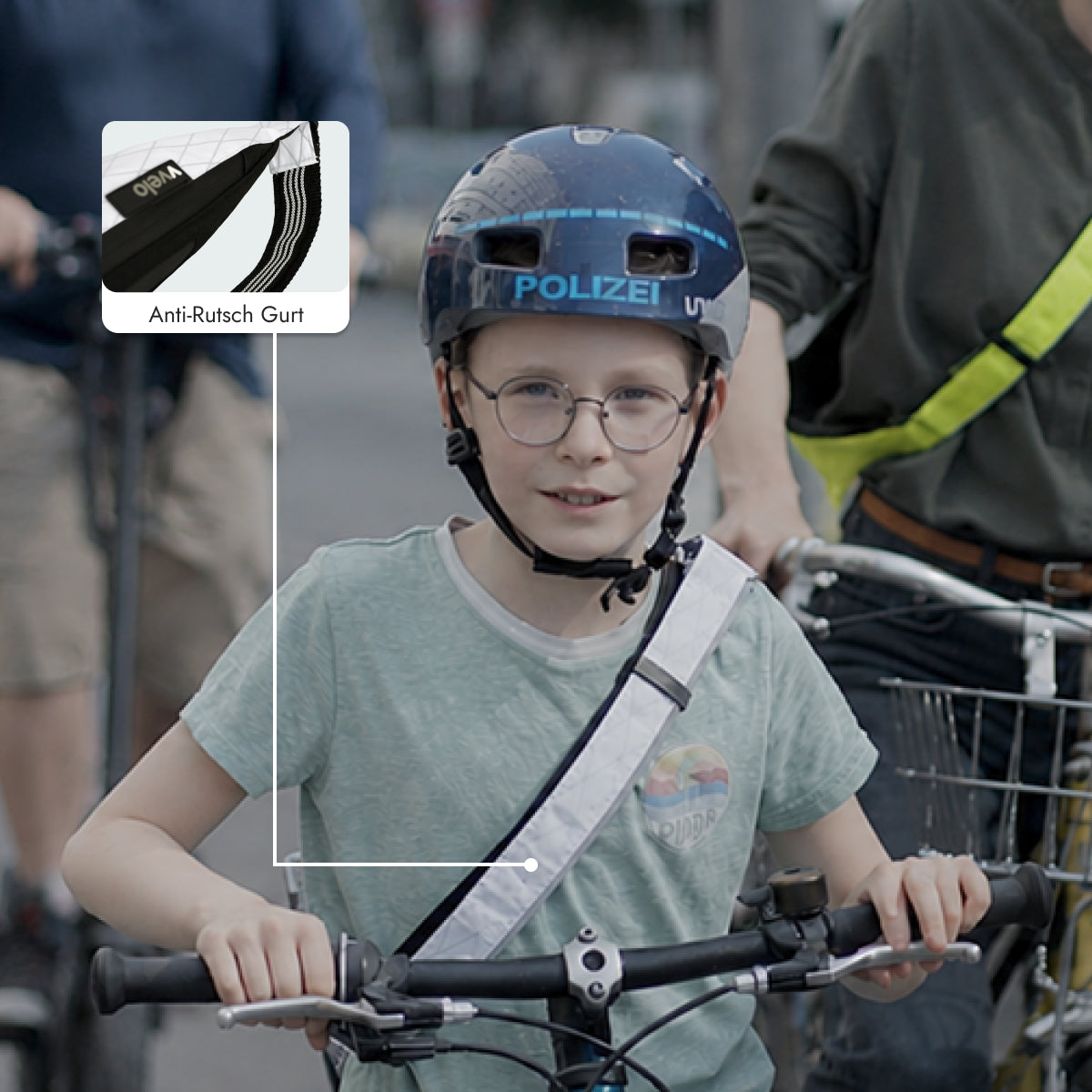 Kind trägt vvelo Crossbag (Small, Weiß)