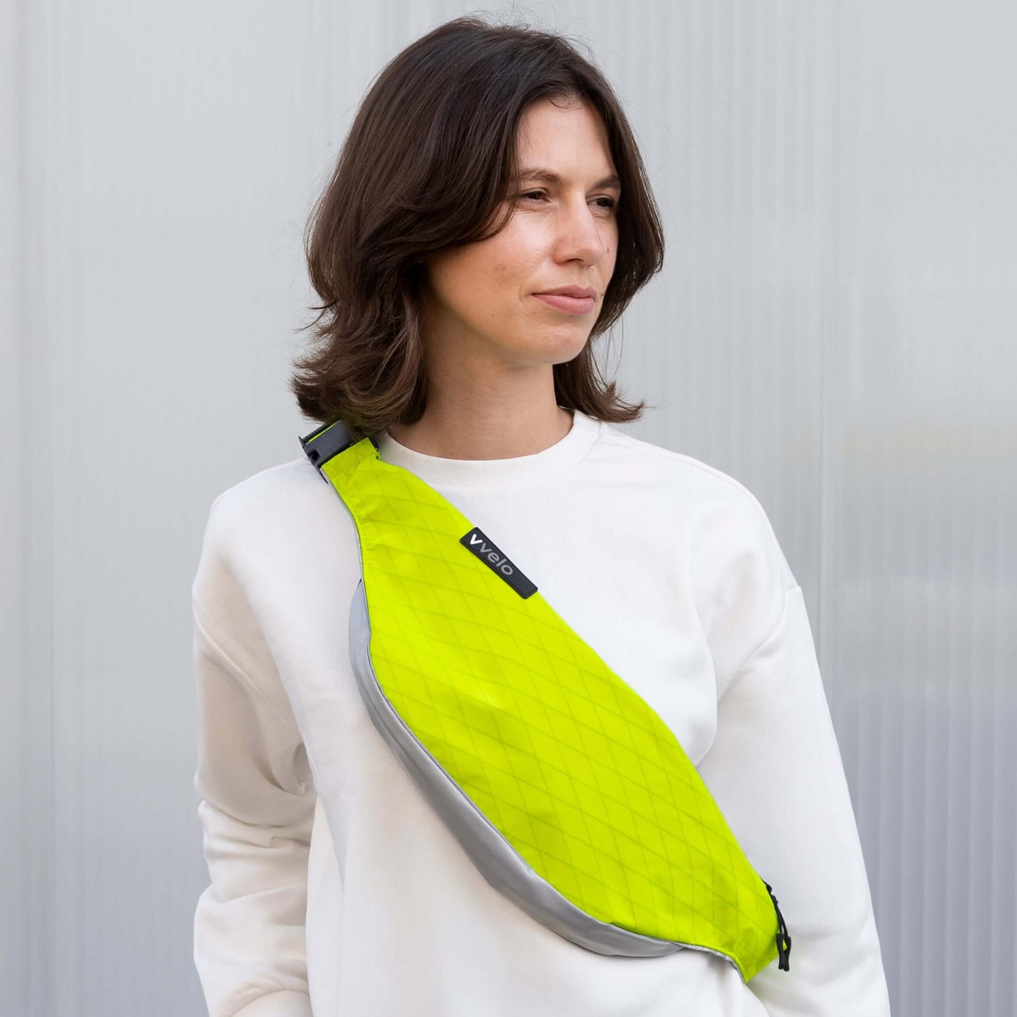 Crossbag medium neon-gelb – vvelo | getragen von einem einer Frau