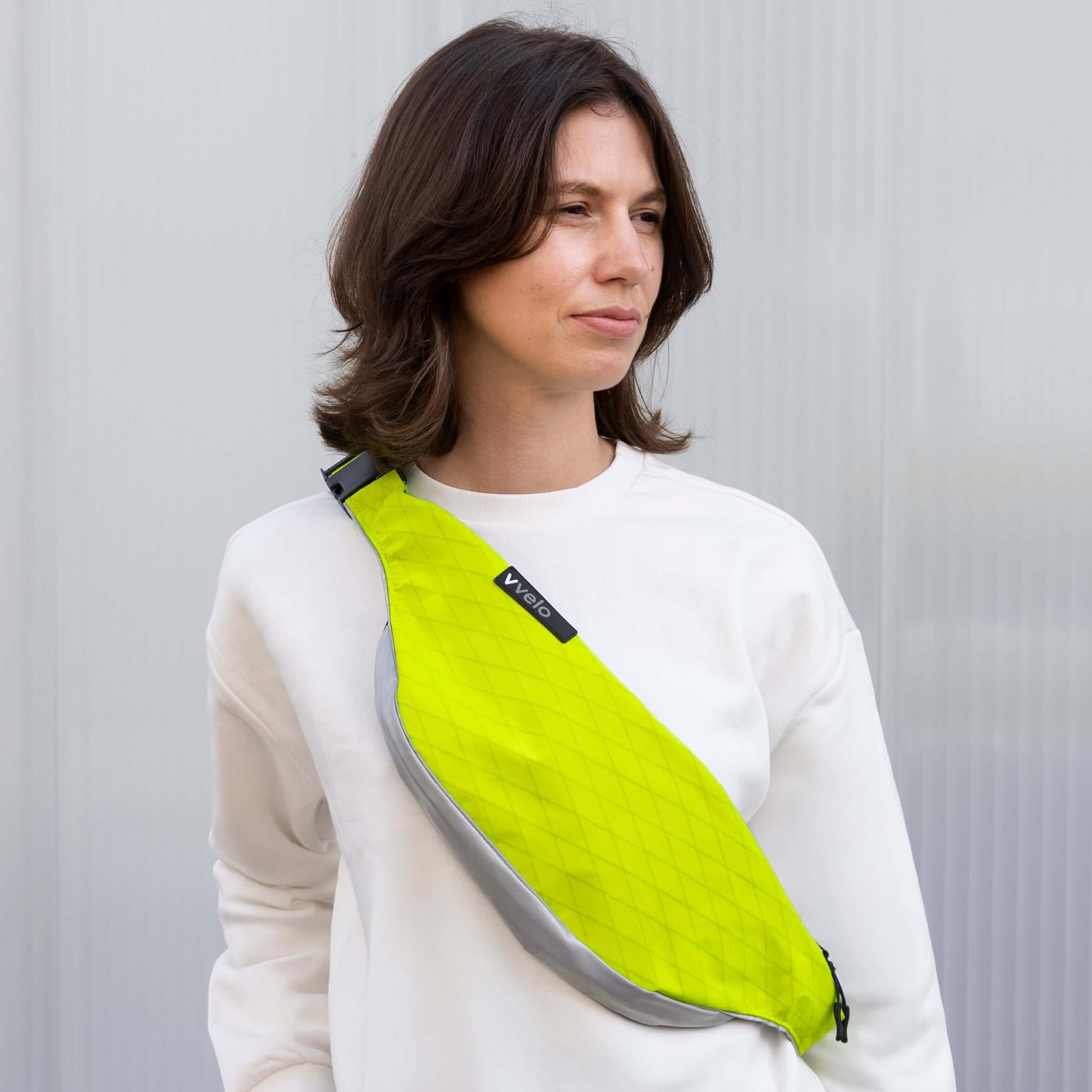 Crossbag medium neon-gelb – vvelo | getragen von einem einer Frau