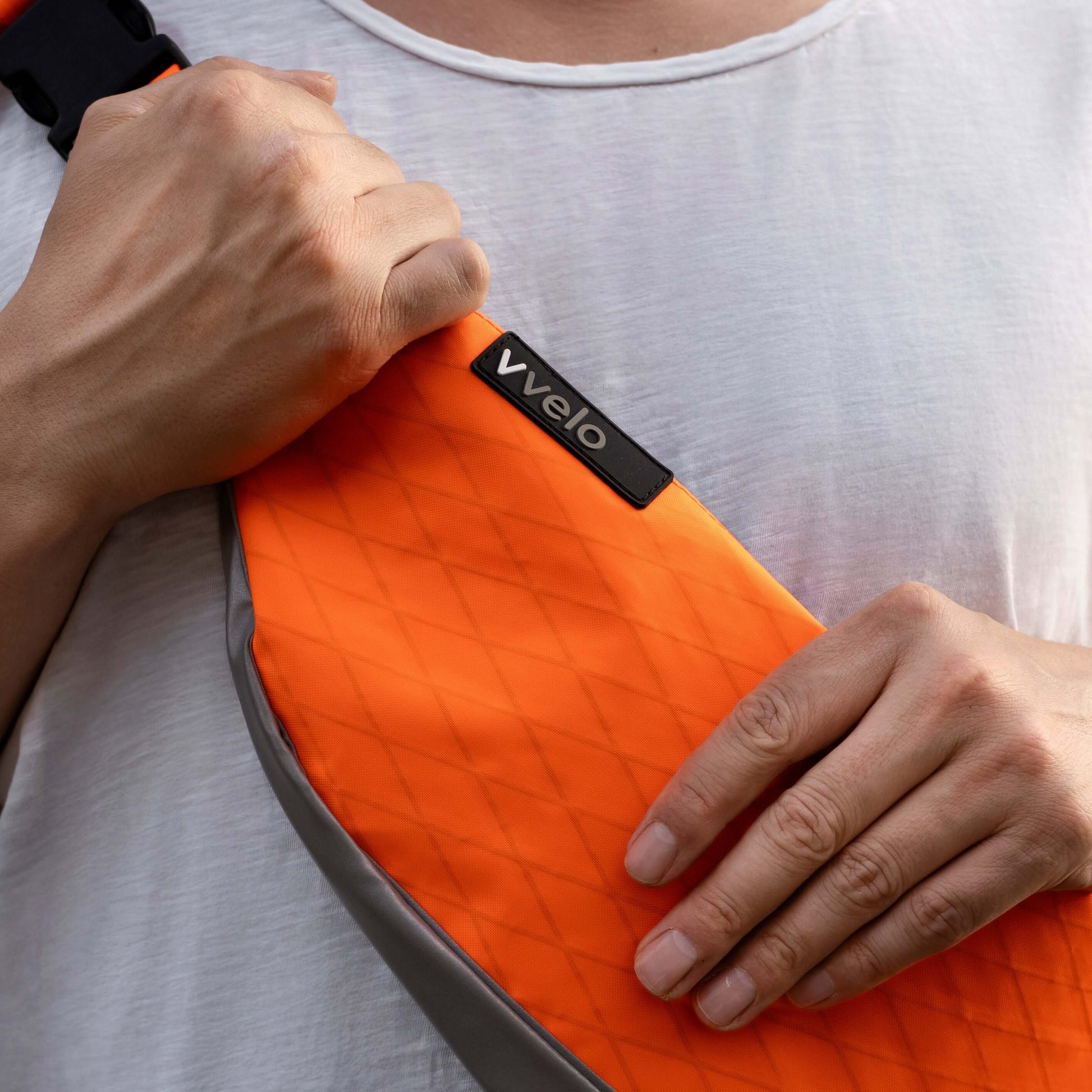 Crossbag medium neon-gelb – vvelo | getragen von einem Mann - close up getragen vorne 