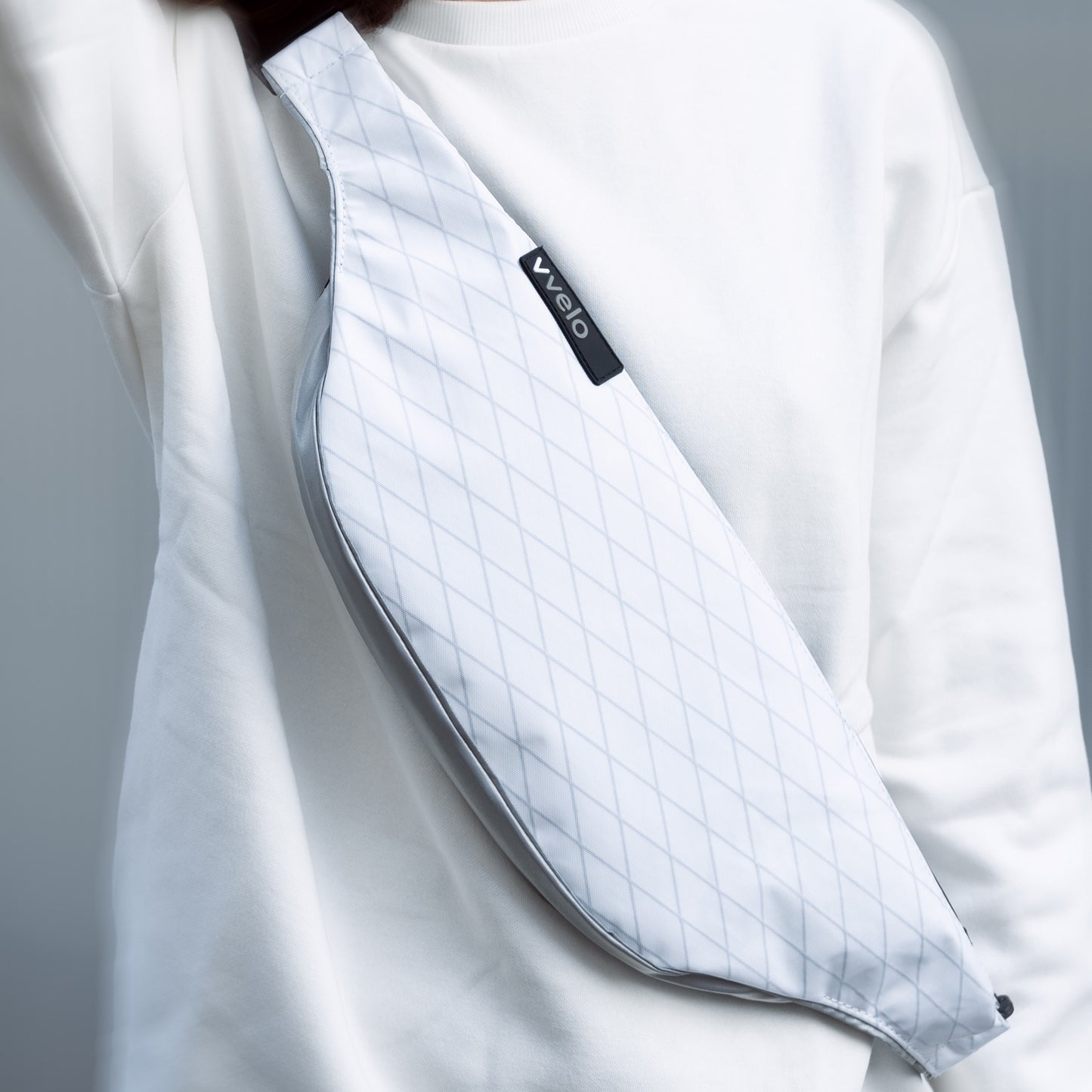 Crossbag groß weiß – vvelo | getragen von einer Frau - Crossbag vorne getragen