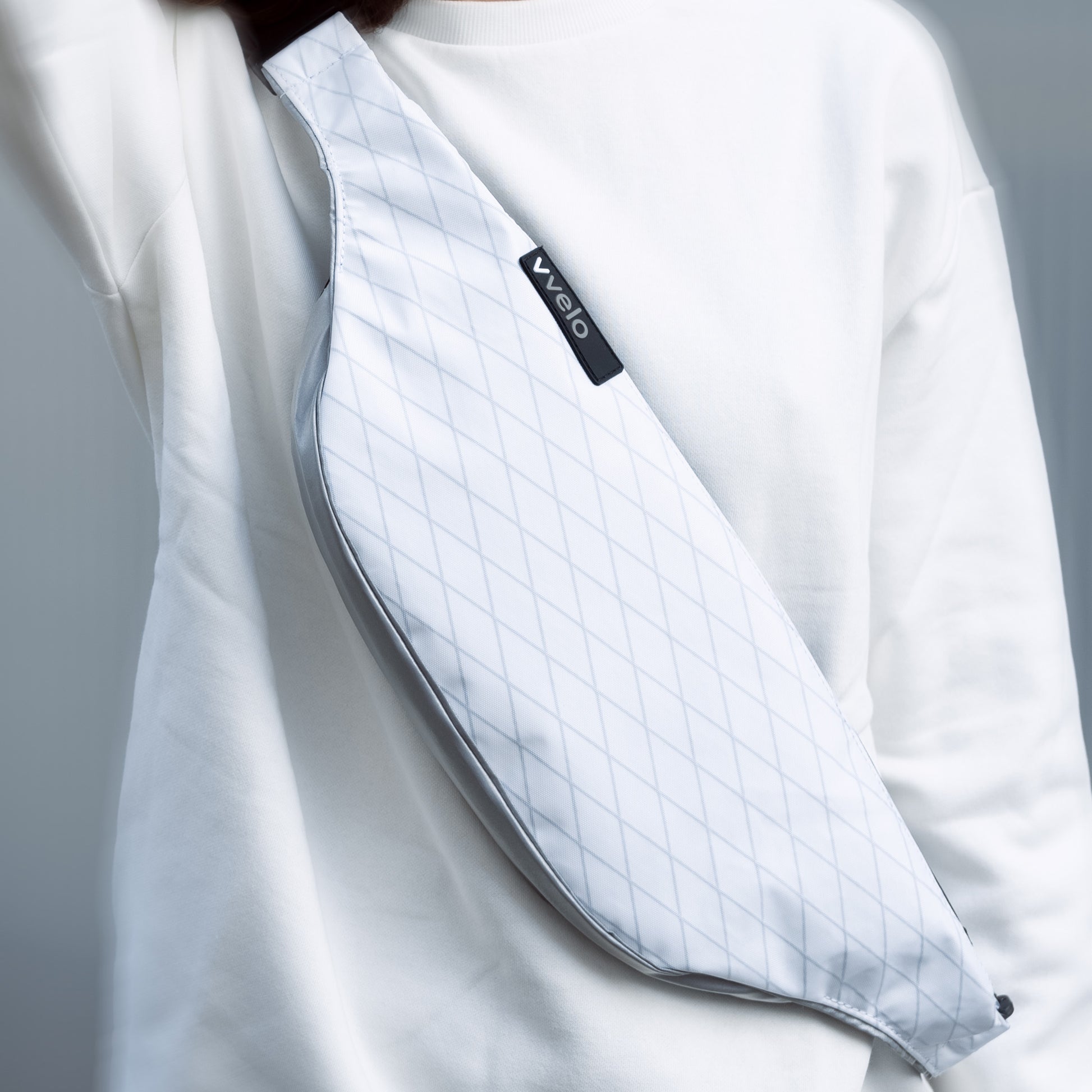 Crossbag groß weiß – vvelo | getragen von einer Frau - Crossbag vorne getragen